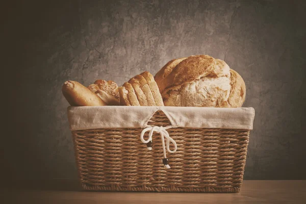 Pão retro tonificado na cesta — Fotografia de Stock