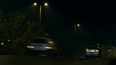 Gece şehir trafiği