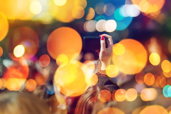 Fans taking pictures of music band performing live on stage — Stockfoto