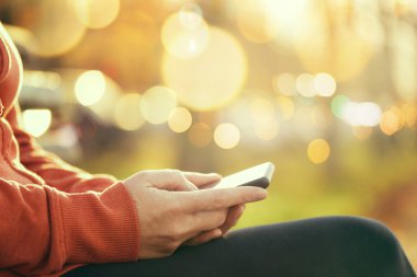 Eller hareket eden smartphone ile