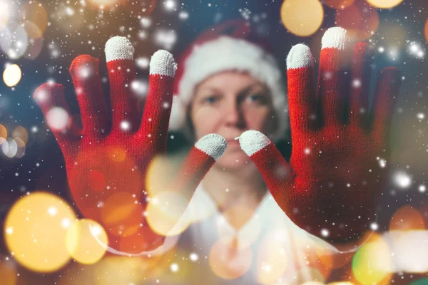 Zastavte, oslava, krásná žena v kostýmu Santa Clause — Stock fotografie