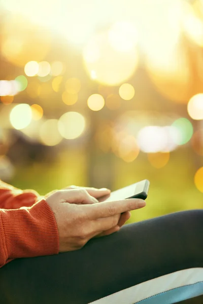 Mani femminili con smartphone mobile — Foto Stock