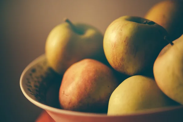 Apples in a bowl, retro toned — Stock Photo, Image