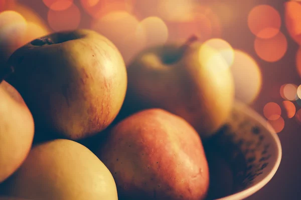 Appels in een kom, retro afgezwakt — Stockfoto