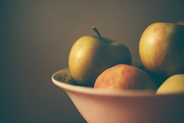 Яблука в мисці, ретро тоновані — стокове фото