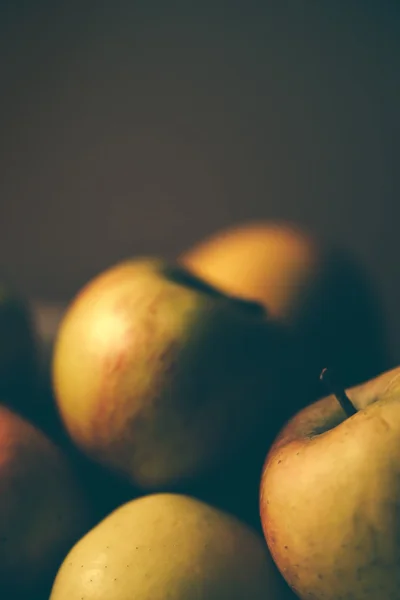 Appels in een kom, retro afgezwakt — Stockfoto