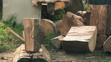 Ağır çekim keresteci kesme yakacak odun günlüklerinin balta ile