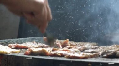 Adam domuz eti ızgara üzerinde Barbekü pirzola