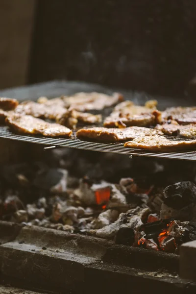 Chuletas de carne de cerdo en la barbacoa —  Fotos de Stock