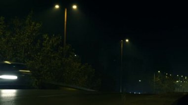 Gece şehir trafiği