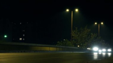 Gece şehir trafiği