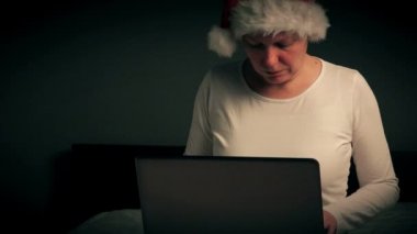 Yalnız kadın Noel arifesinde internet tarama
