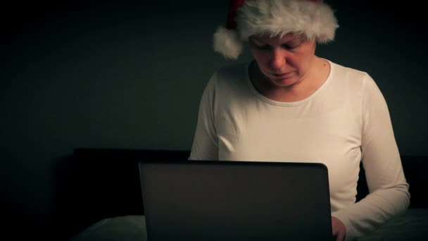 Mulher solitária navegando internet na véspera de Natal — Vídeo de Stock