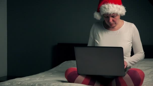 Donna solitaria che naviga in internet la vigilia di Natale — Video Stock