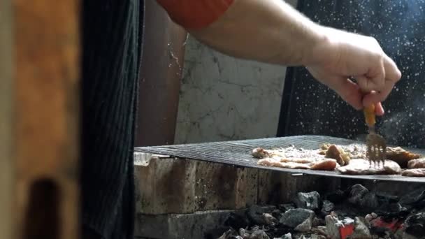 Chuletas de cerdo en la barbacoa — Vídeo de stock