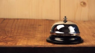 Otel resepsiyon zilini çalan sinirli adam