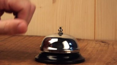 Otel resepsiyon zilini çalan sinirli adam