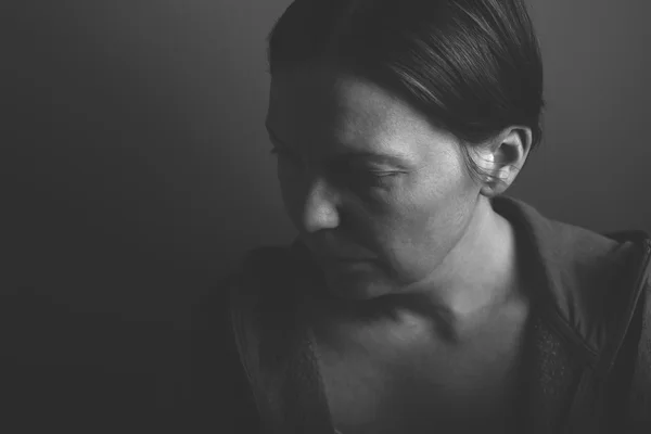 Депрессивный женский портрет — стоковое фото