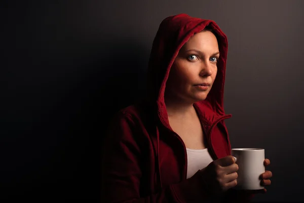 Linda mulher com capuz vermelho beber café — Fotografia de Stock