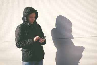Kadın mesaj Sms mesajı üstünde hareket eden telefon