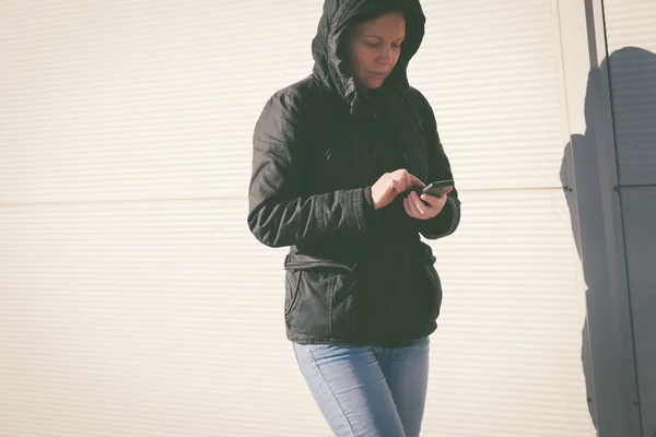 Kadın mesaj Sms mesajı üstünde hareket eden telefon — Stok fotoğraf