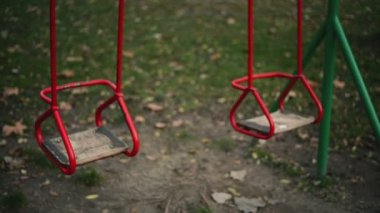 Park alanında sallanan boş salıncak koltuğu