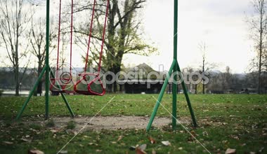 Park alanında sallanan boş salıncak koltuğu
