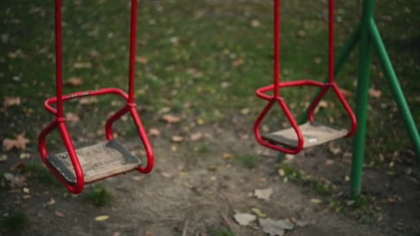 Assento de balanço vazio balançando no parque infantil — Vídeo de Stock