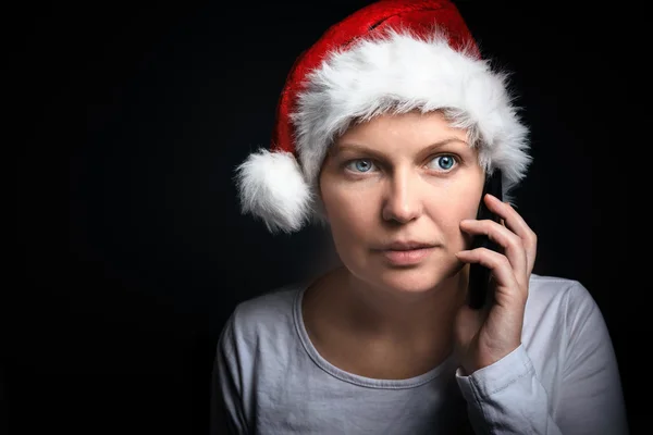 Mulher falando no celular na véspera de Natal — Fotografia de Stock