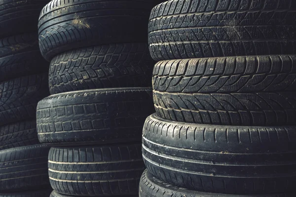 Column stack of old used car tires — Stock Photo, Image