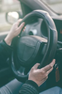 Kadın sürücü eller direksiyon kontrolü