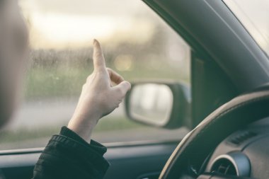 Kadın driverfinger işaret eden yön
