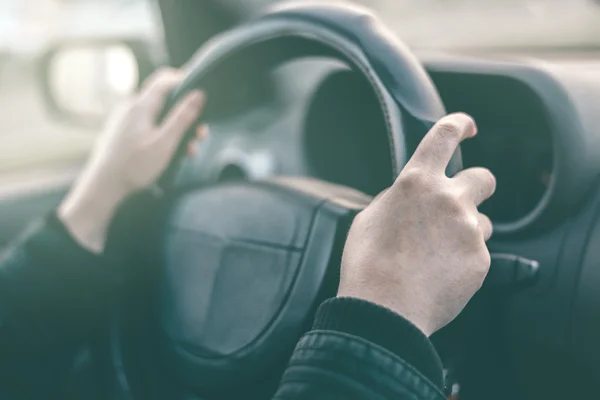 Γυναίκα οδηγός χέρια griping τιμόνι — Φωτογραφία Αρχείου