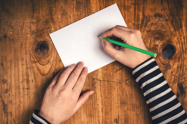 Vrouw schrijven adres van geadresseerde op de envelop mailing — Stockfoto