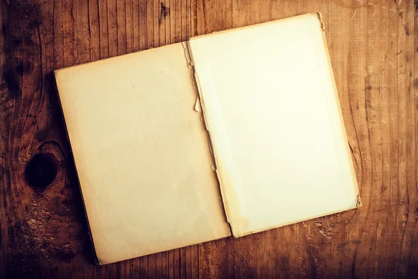 Vieux livre avec des pages blanches — Photo