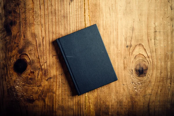 木制办公桌子上的黑色笔记本 — 图库照片
