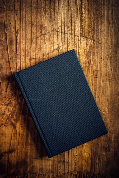 Cuaderno negro en escritorio de oficina de madera —  Fotos de Stock
