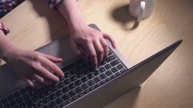 Ofis dizüstü bilgisayarda metin yazma İş kadını