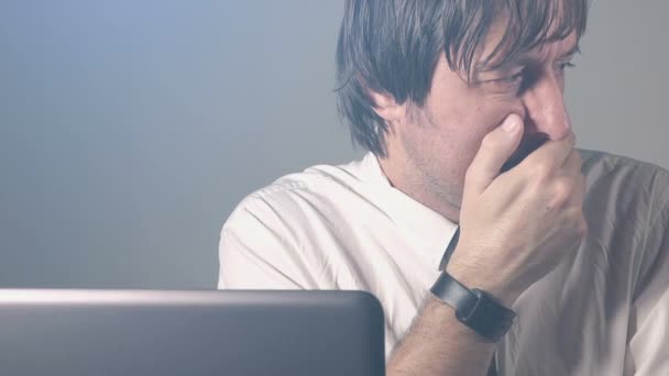 Homem de negócios preocupado trabalhando no computador portátil do escritório — Vídeo de Stock