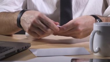 Posta zarfına katlanmış mektup koyan işadamı