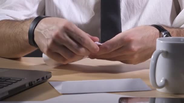 Businessman putting folded letter in mail envelope — Stock Video