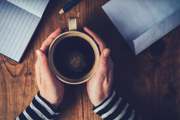 Frau trinkt Kaffee und schreibt Briefe — Stockfoto