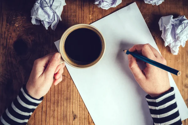 Femme écrivain boire une tasse de café — Photo