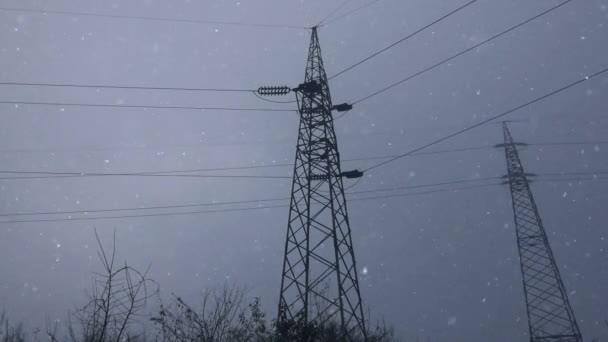 Elektricitet pylon i snö — Stockvideo