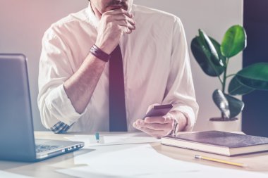Cep telefonuyla Ofis Masası işadamı