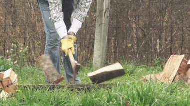 Oduncu balta ile kesme ahşap günlükleri