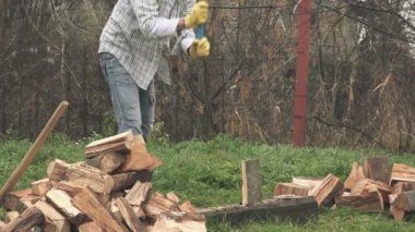 Oduncu balta ile kesme ahşap günlükleri
