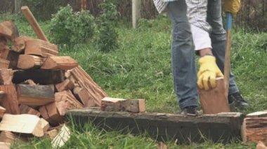 Oduncu balta ile kesme ahşap günlükleri