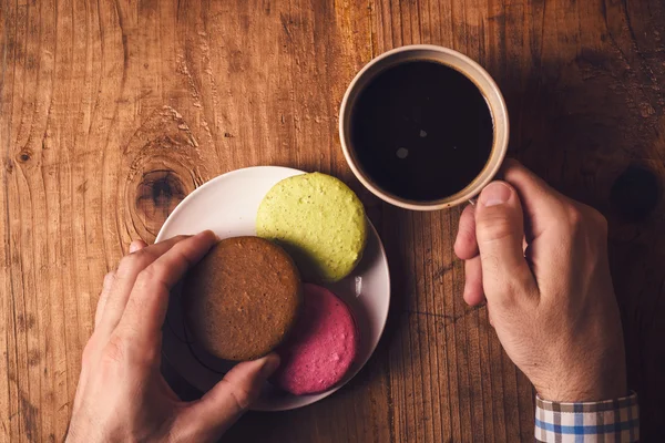 Biscoitos Macaron e café pela manhã — Fotografia de Stock