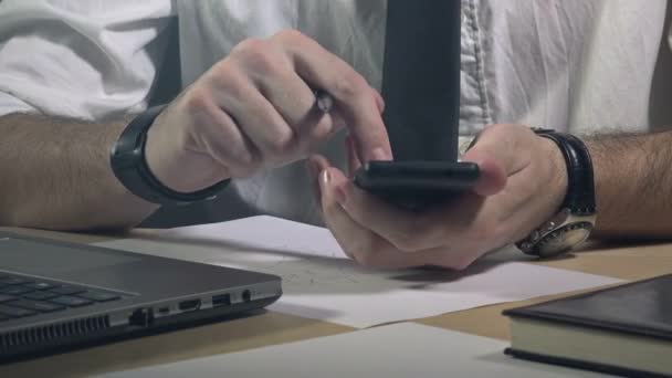 Podnikatel, psaní poznámek plán projektu a pomocí chytrý mobilní telefon — Stock video